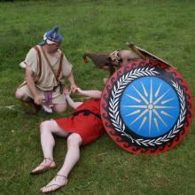 Thracian warrior loot a fallen Ekdromos